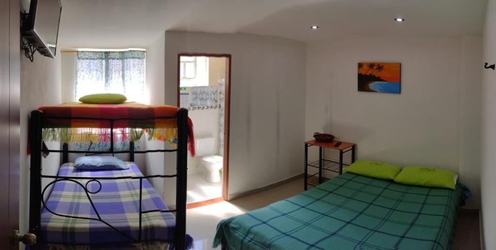 ein Schlafzimmer mit einem Etagenbett in einem Zimmer in der Unterkunft Córest Hotel B&B in Tocancipá