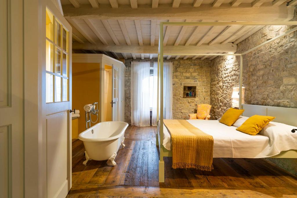 Postel nebo postele na pokoji v ubytování Castello di Fonterutoli Wine Resort