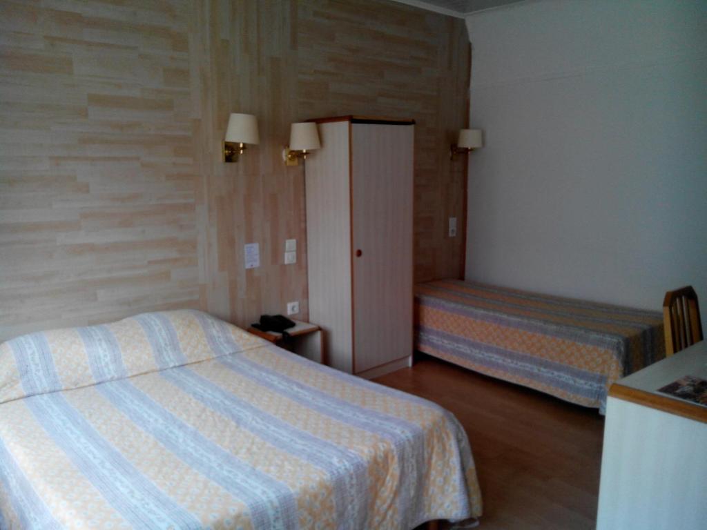 Postel nebo postele na pokoji v ubytování Hôtel Lamartine -Parking Dauphine
