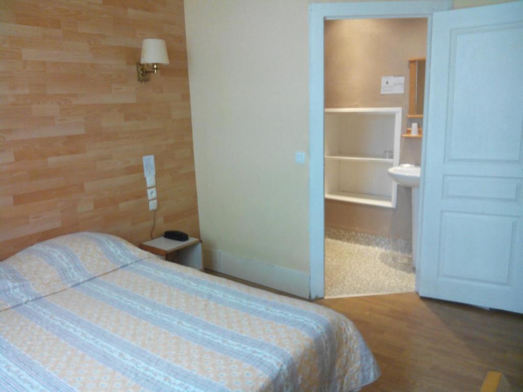 Postel nebo postele na pokoji v ubytování Hôtel Lamartine -Parking Dauphine