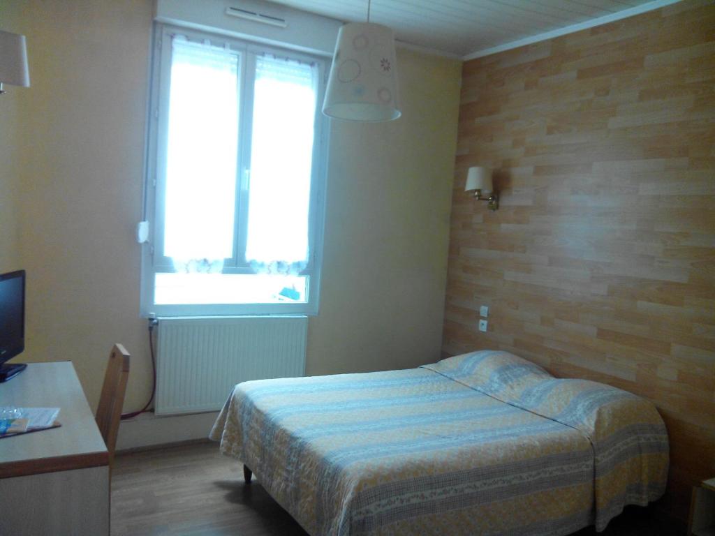 TV a/nebo společenská místnost v ubytování Hôtel Lamartine -Parking Dauphine