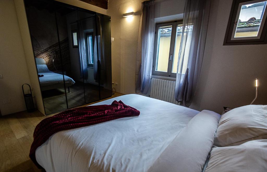 A bed or beds in a room at Acacia Firenze - Girasole