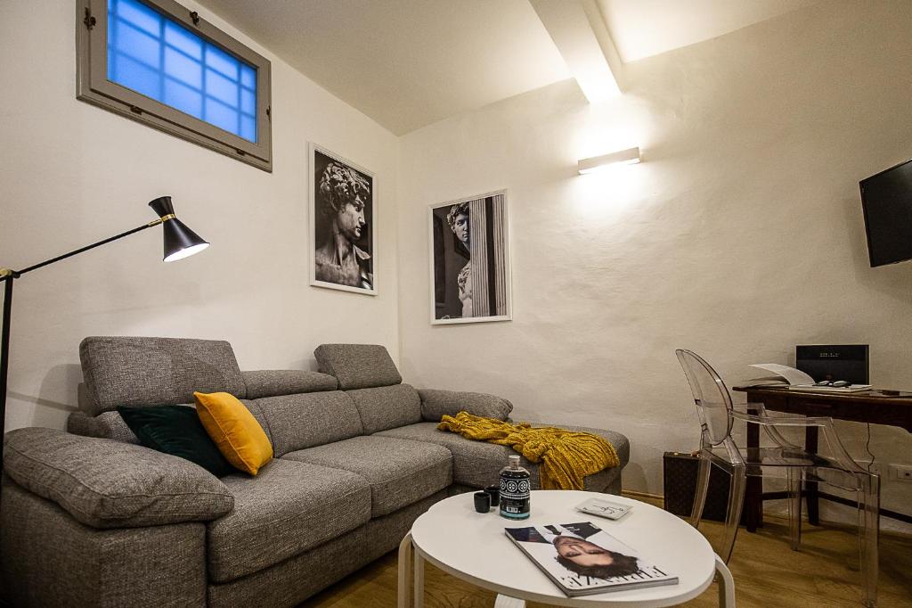 A television and/or entertainment centre at Acacia Firenze - Girasole
