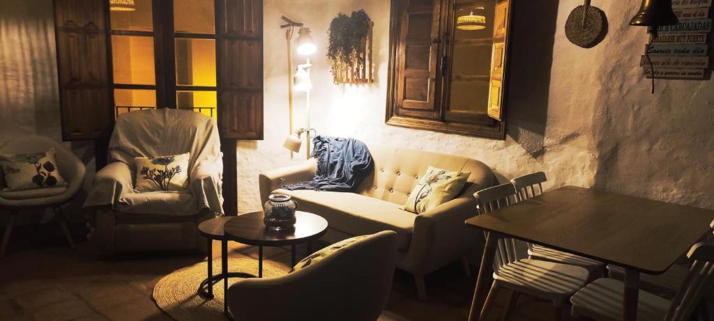 ベナオカスにあるLa Casita de Betaniaのリビングルーム(ソファ、椅子、テーブル付)