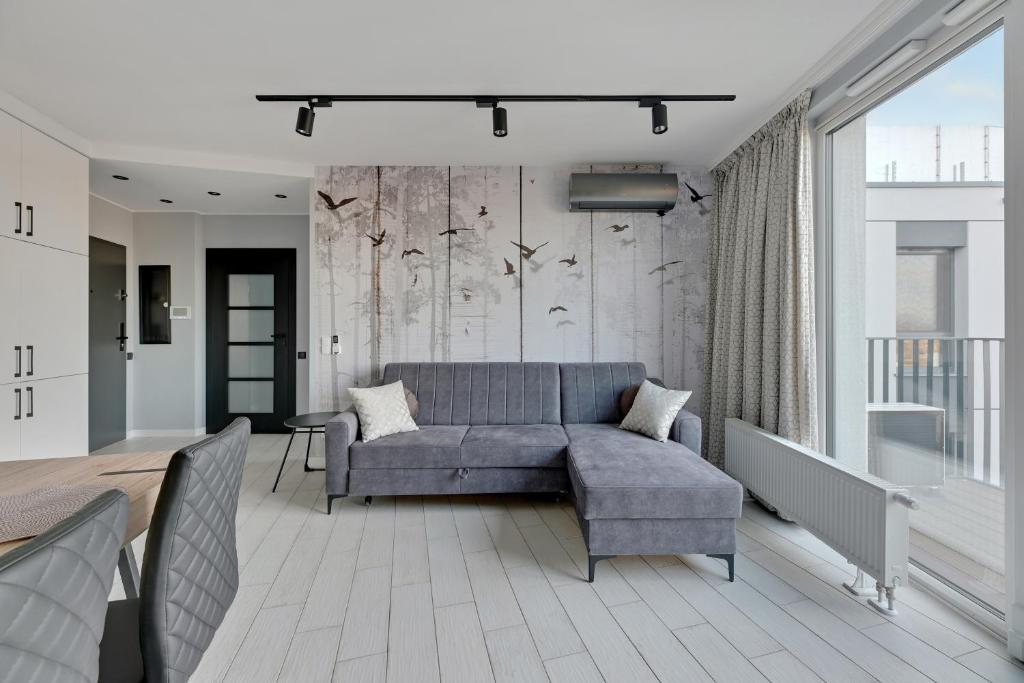 salon z kanapą i stołem w obiekcie Grand Apartments Chlebova w Gdańsku