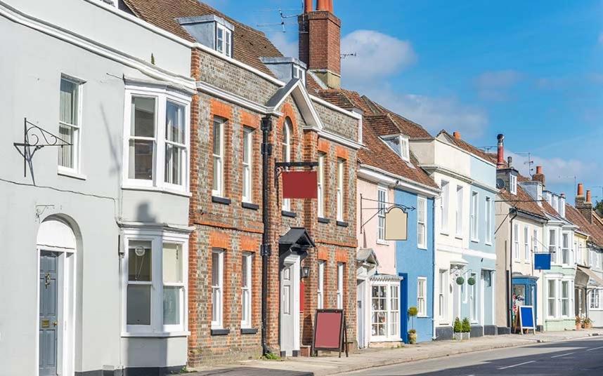 a row of houses on a city street at Stunning 2 Bedroom Flat in a Central Location in New Alresford