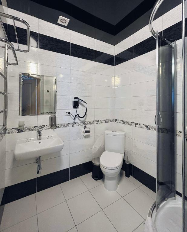 Koupelna v ubytování Viktan Hotel