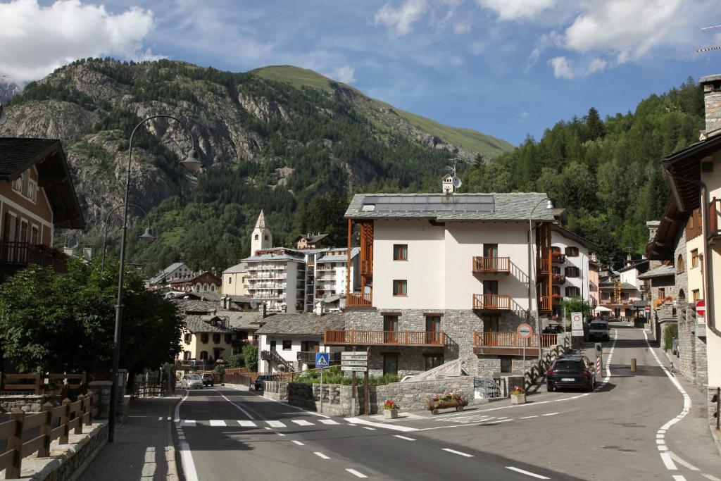 a street in a town with a mountain in the background at Enclos de Moro - Apartments Berthod in Courmayeur