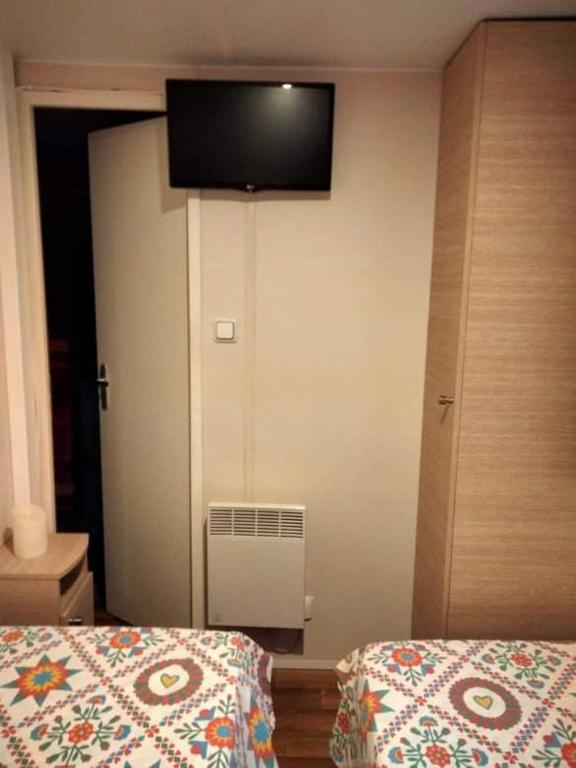 Postel nebo postele na pokoji v ubytování Camping L'Oasis 5 étoiles à Puget-sur-Argens