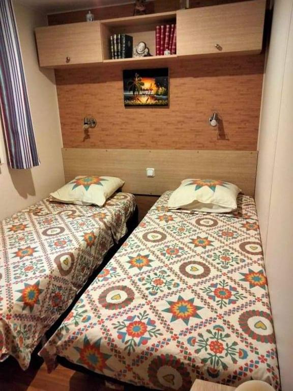Postel nebo postele na pokoji v ubytování Camping L'Oasis 5 étoiles à Puget-sur-Argens