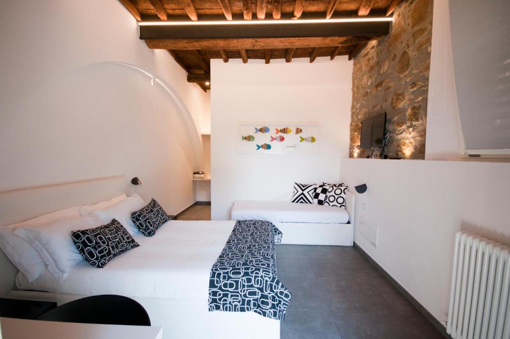 een slaapkamer met 2 bedden in een kamer bij Cinque Terre Coast to Coast in Riomaggiore