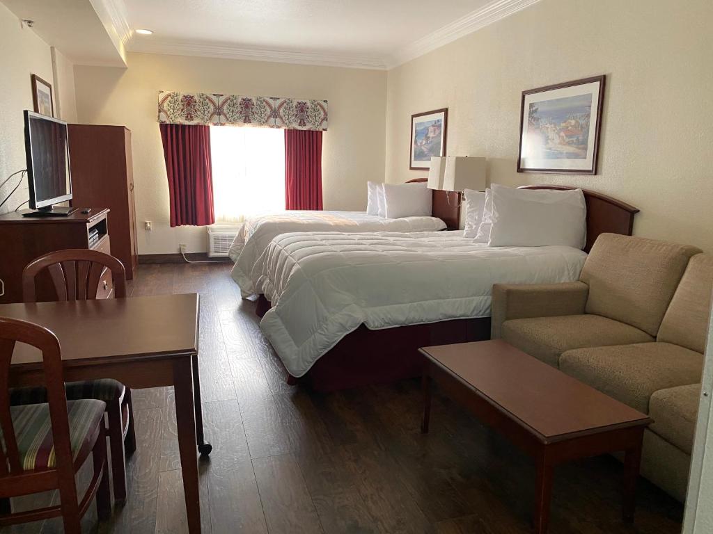 Postel nebo postele na pokoji v ubytování Homestead Lodge Apart Hotel
