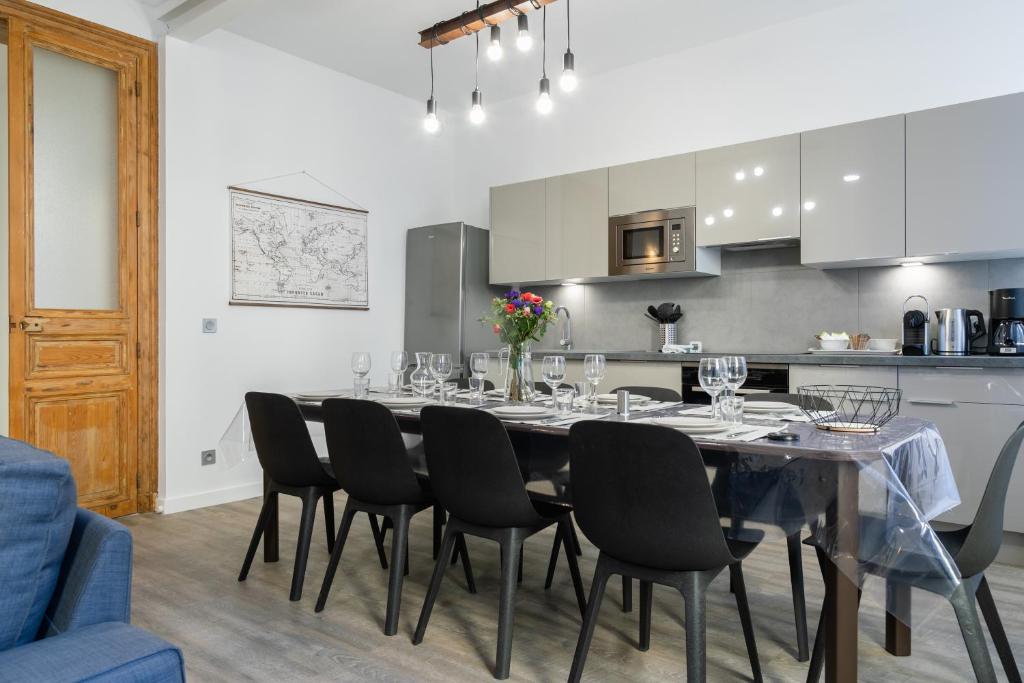 une salle à manger et une cuisine avec une table et des chaises dans l'établissement LE DIVILLIEN - Bel et grand appartement idéalement situé, à Marseille