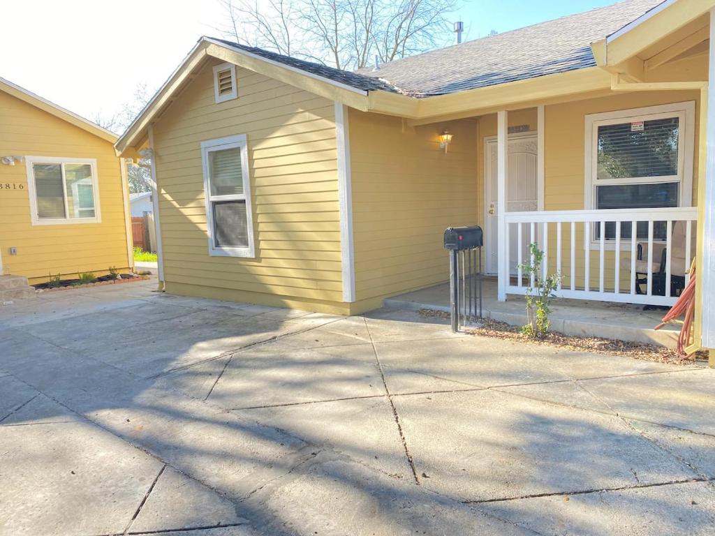 ein gelbes Haus mit Parkuhr davor in der Unterkunft WHOLE Family - Wholestyl in Sacramento