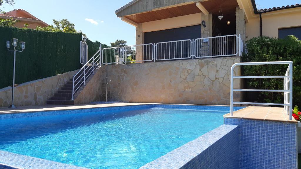 een zwembad met een trap naast een huis bij 2inma01 - Lloret de Mar in Lloret de Mar