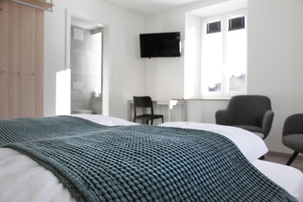 Postel nebo postele na pokoji v ubytování Auberge du Prévoux