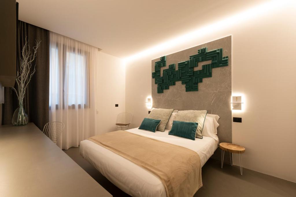 um quarto com uma cama grande e almofadas verdes em Civic03 B&B em Terrasini