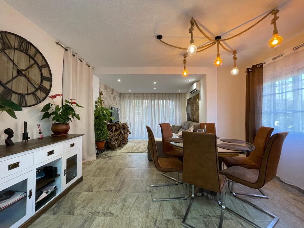 jadalnia i salon ze stołem i krzesłami w obiekcie Casa Sol y Luna w mieście Gran Alacant