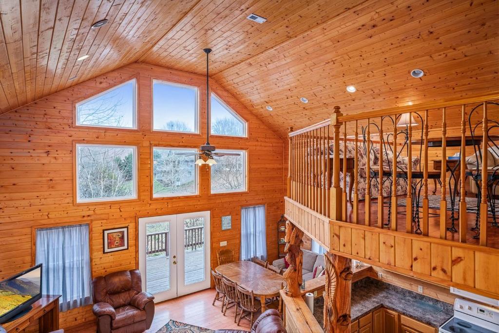 New Listing & Hot Tub!! Rustic Lake Cabin near three marinas! Byrdstown