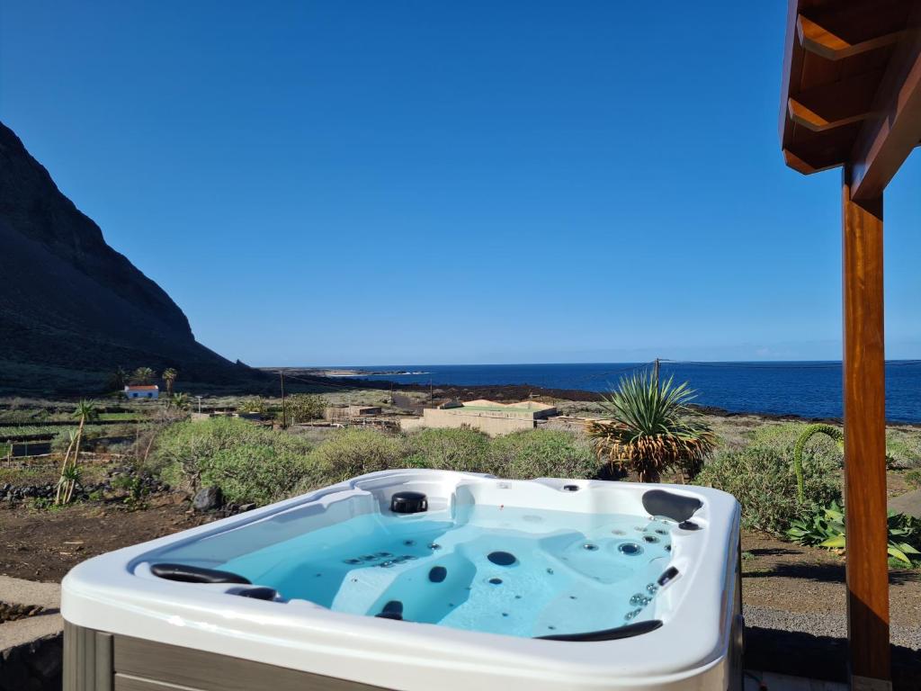 a bath tub with the ocean in the background at Casa Tabaiba Dulce in Frontera