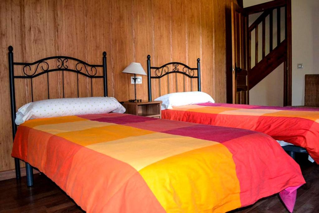 A bed or beds in a room at Pedrazales Rural