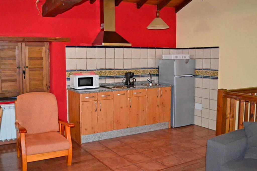 A kitchen or kitchenette at Pedrazales Rural