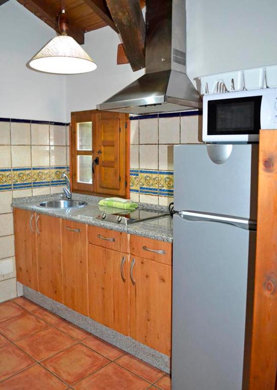 A kitchen or kitchenette at Pedrazales Rural