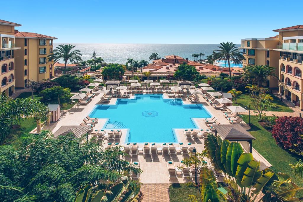 een luchtzicht op het zwembad van het resort bij Iberostar Selection Anthelia in Adeje