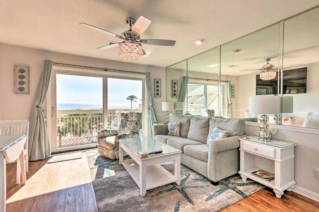 Posezení v ubytování Beachfront Condo with Pool Access in Hilton Head!