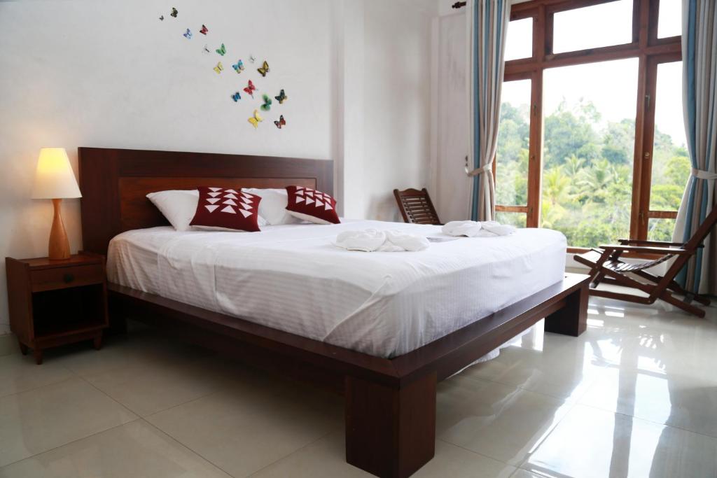 Chathu Holiday Home - Deluxe Double Room With Balcony