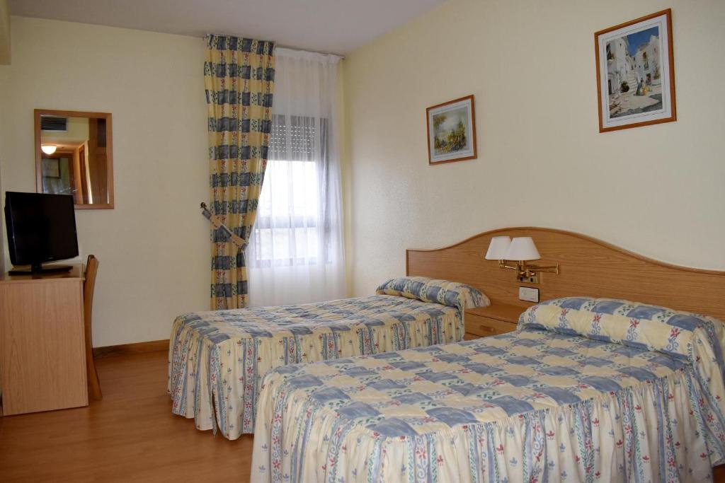 TV a/nebo společenská místnost v ubytování Hotel Ria de Vigo "Tierra de Campos"