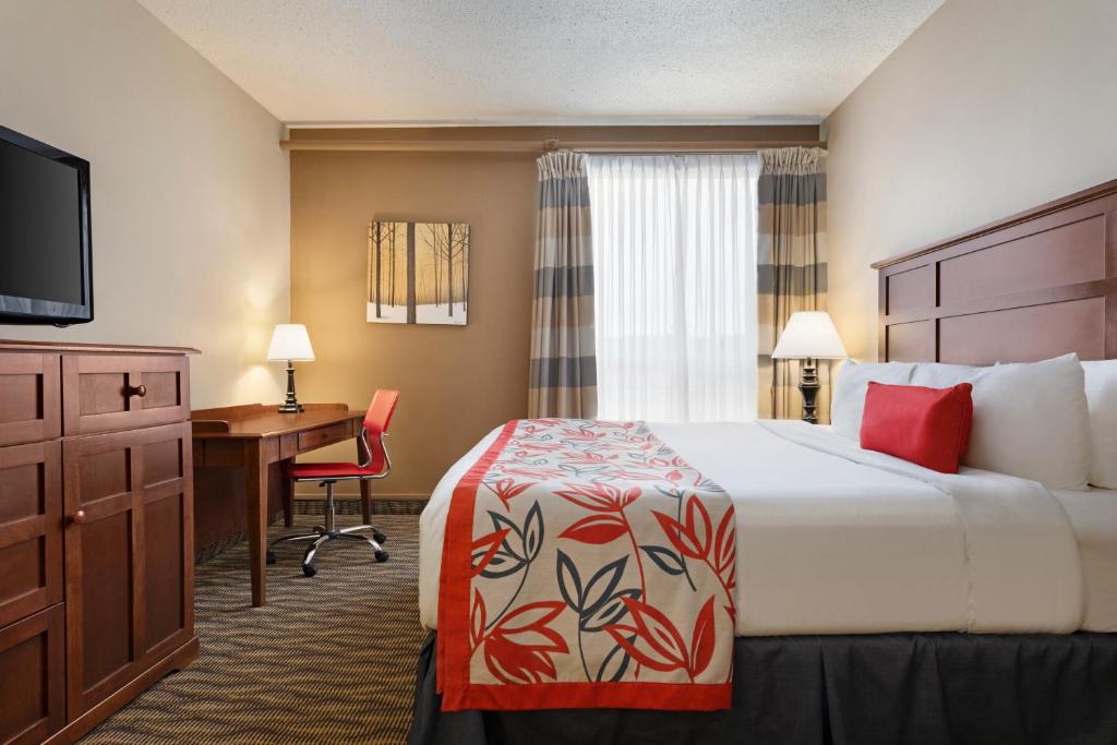 Postel nebo postele na pokoji v ubytování Ramada by Wyndham Fredericton