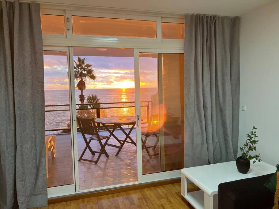 een woonkamer met uitzicht op de oceaan bij Atlantic view apartment at Formosa beach in Funchal