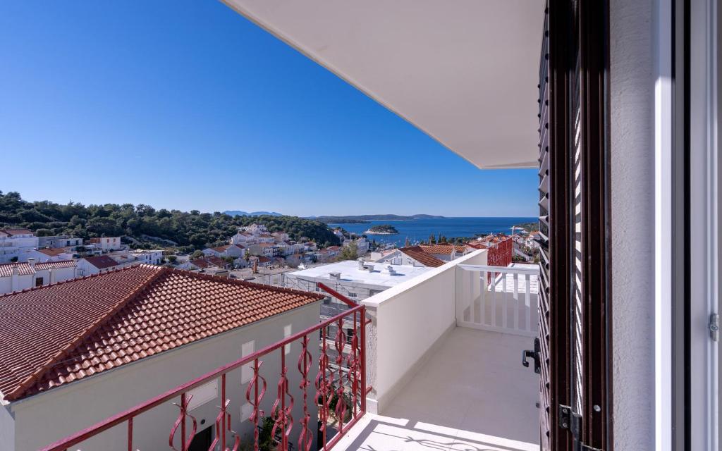 una vista desde el balcón de una casa en Villa M&M, en Hvar