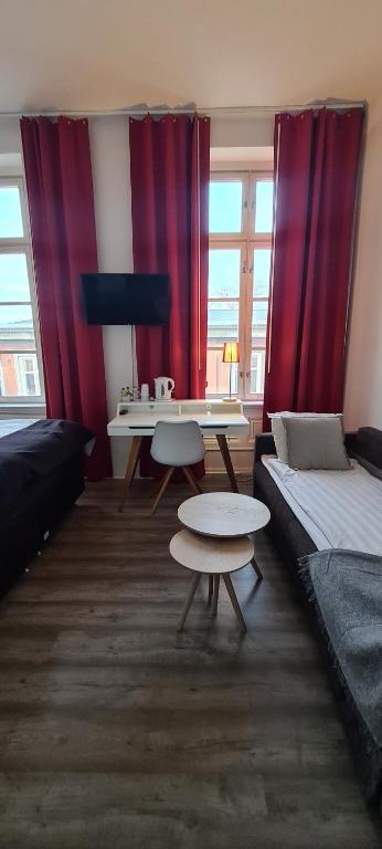 Postel nebo postele na pokoji v ubytování Arboga Stadshotell