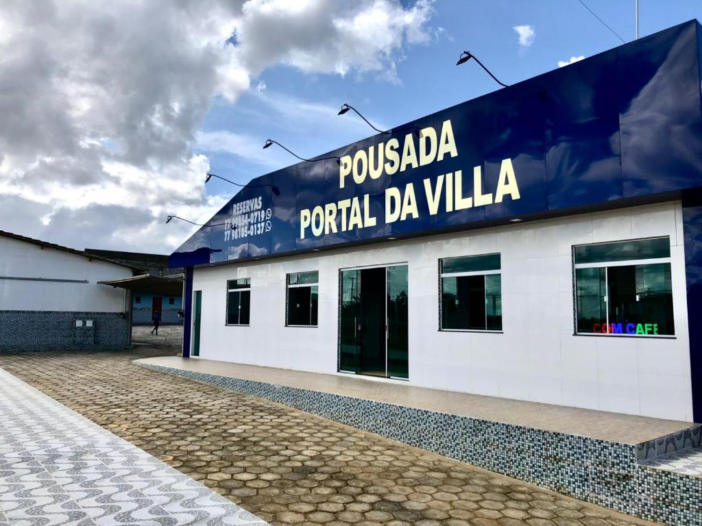 a building with a sign that reads pussada portal da vla at Pousada Portal da Villa in Vitória da Conquista