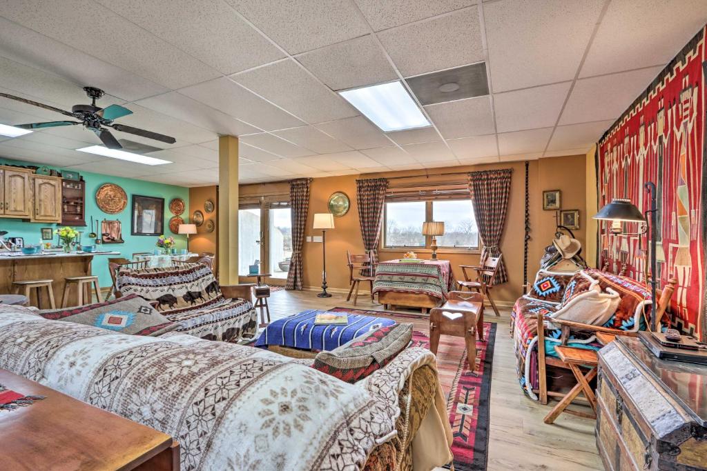 ein Wohnzimmer mit vielen Möbeln in der Unterkunft Buffalo Bunkhouse - Horse Lovers Hideaway! in Buffalo