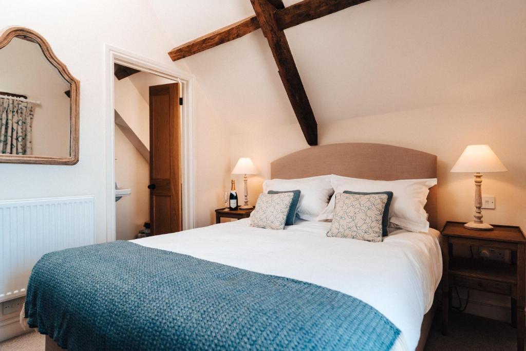 Cat and Custard Pot Inn - 
