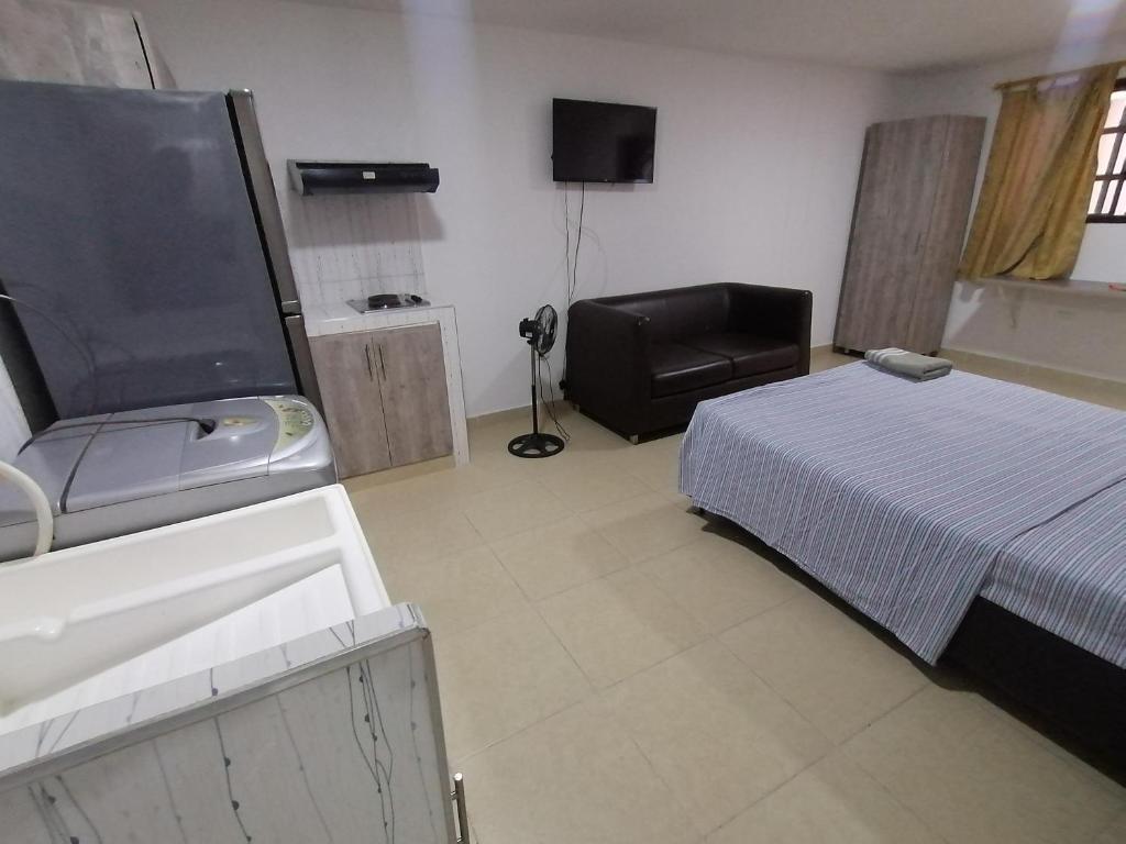 1 dormitorio con cama, lavabo y bañera en Espectacular Loft Tipo Smart San Alonso, en Bucaramanga