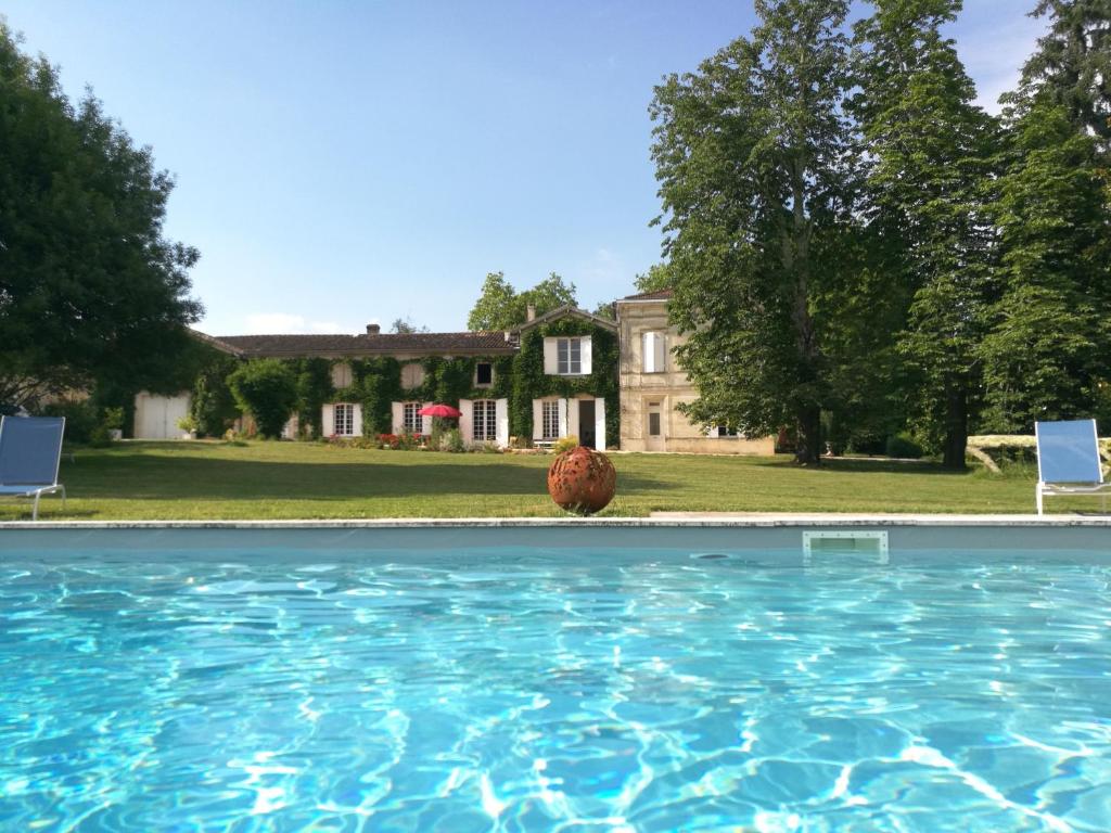 Piscina de la sau aproape de Domaine de Rateau