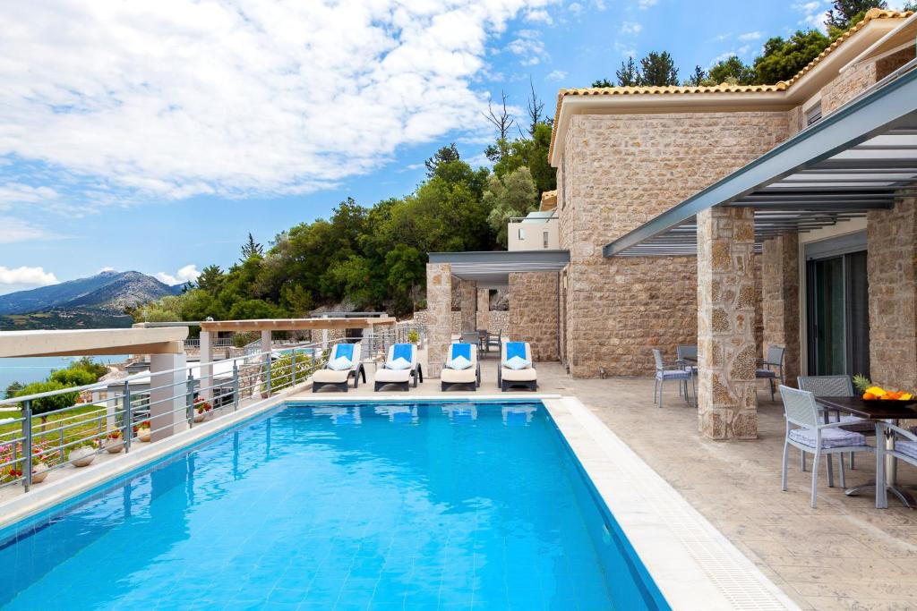 Bazén v ubytování Thealos Village aparthotel Lefkada nebo v jeho okolí