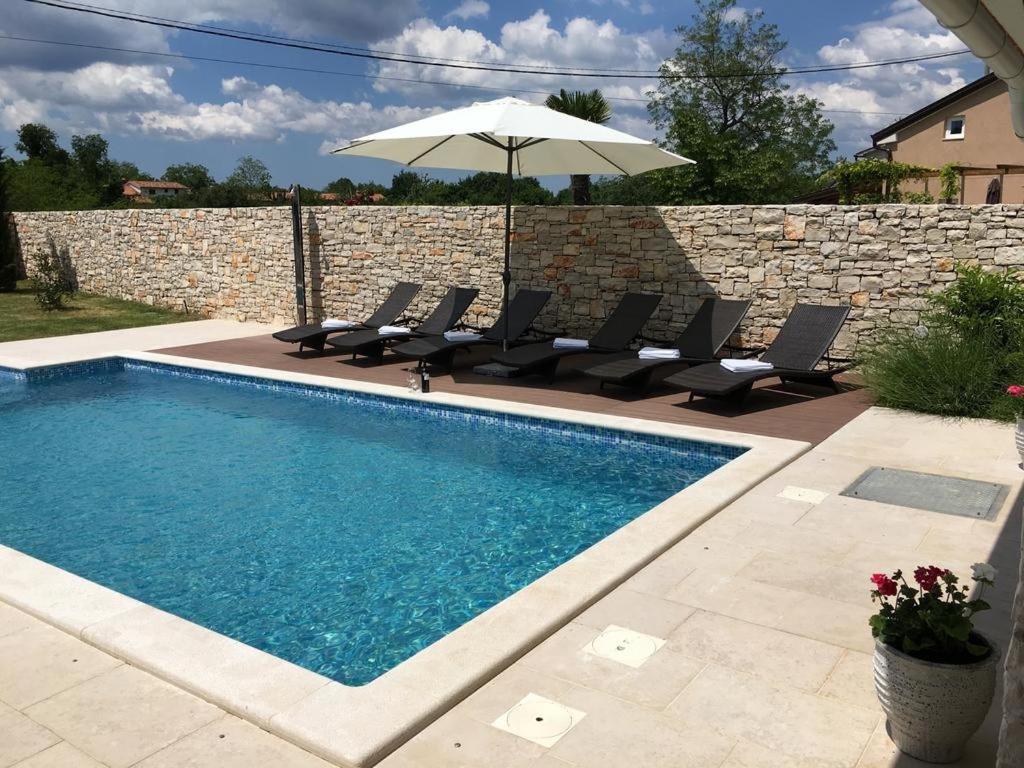 Bazén v ubytování Holiday house in Nedescina with Terrace, Air conditioning, Wi-Fi, Washing machine (4816-1) nebo v jeho okolí