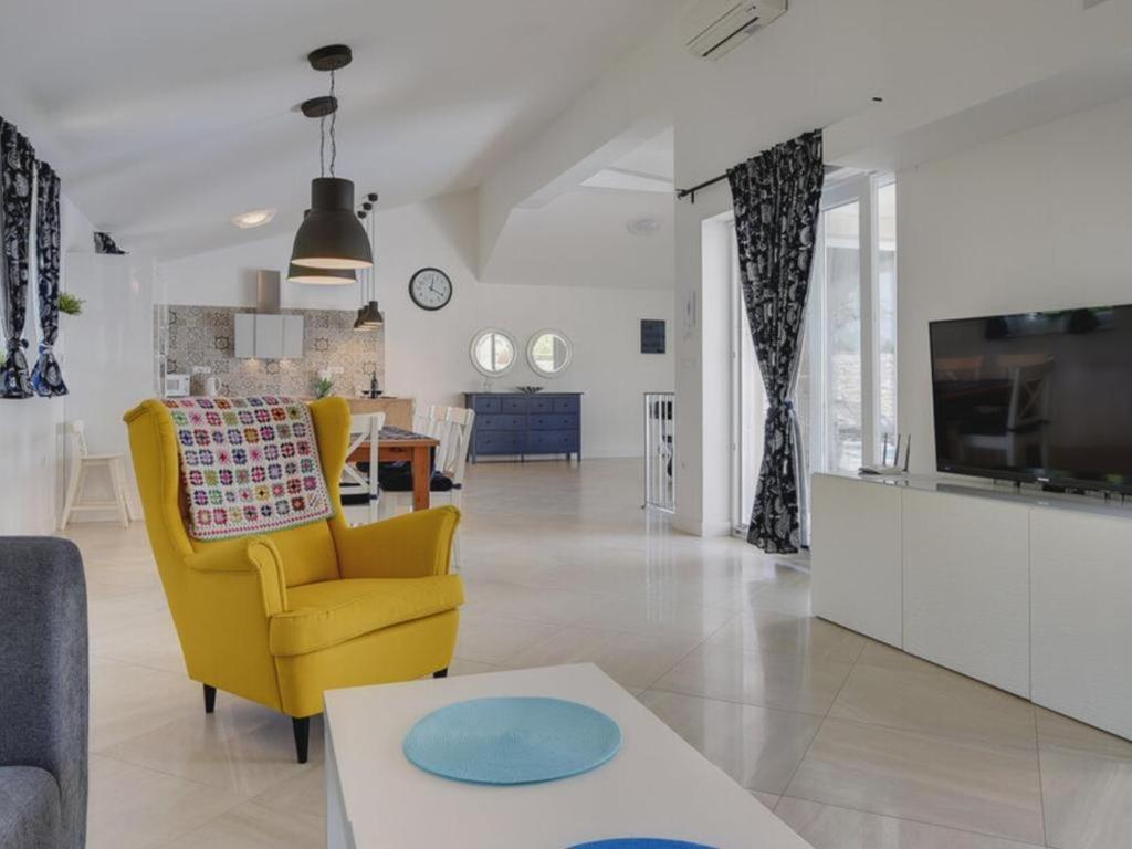 TV a/nebo společenská místnost v ubytování Holiday house in Nedescina with Terrace, Air conditioning, Wi-Fi, Washing machine (4816-1)