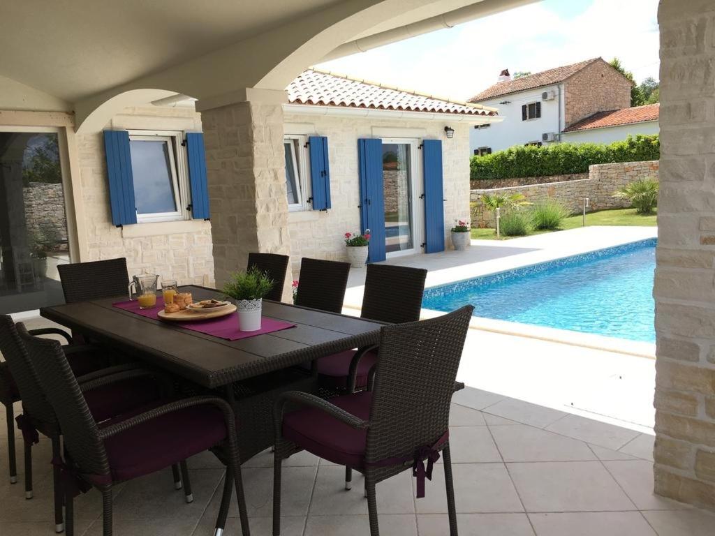 Bazén v ubytování Holiday house in Nedescina with Terrace, Air conditioning, Wi-Fi, Washing machine (4816-1) nebo v jeho okolí