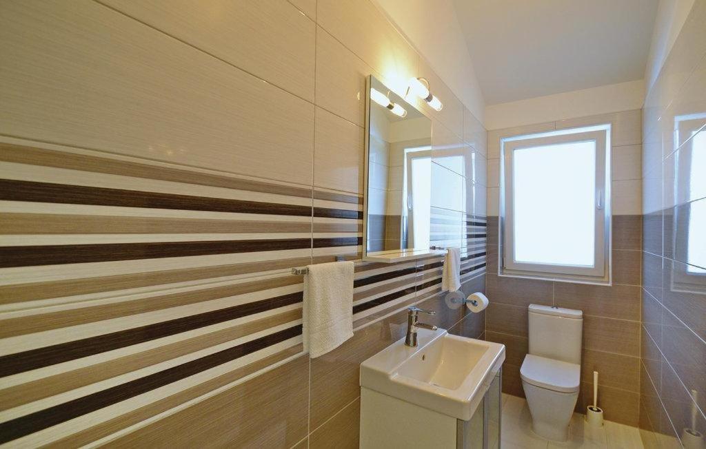 Koupelna v ubytování Holiday house in Nedescina with Terrace, Air conditioning, Wi-Fi, Washing machine (4816-1)