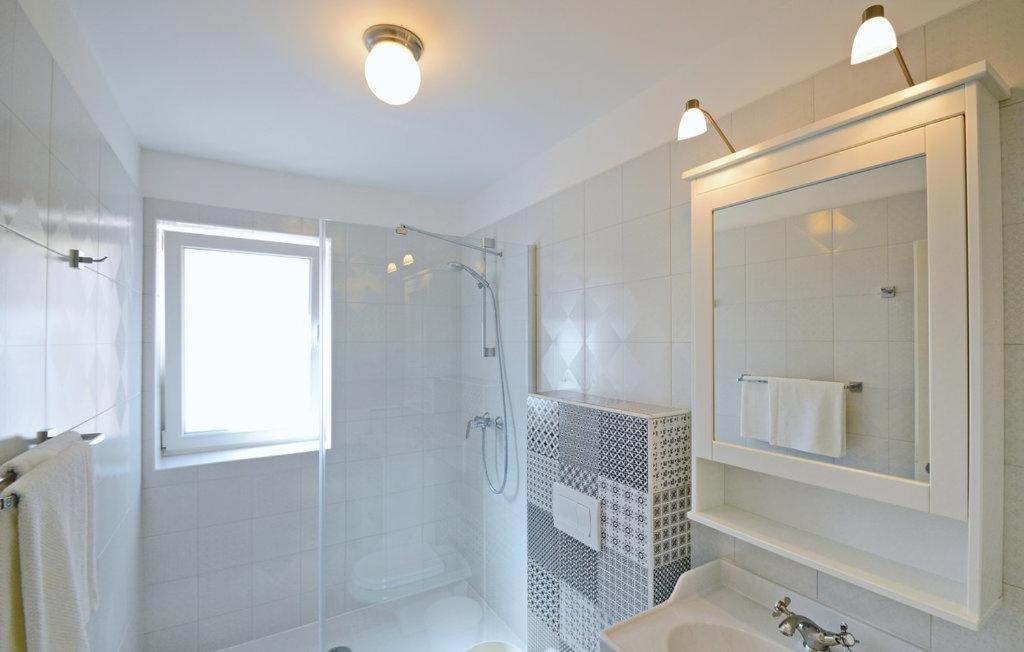 Koupelna v ubytování Holiday house in Nedescina with Terrace, Air conditioning, Wi-Fi, Washing machine (4816-1)