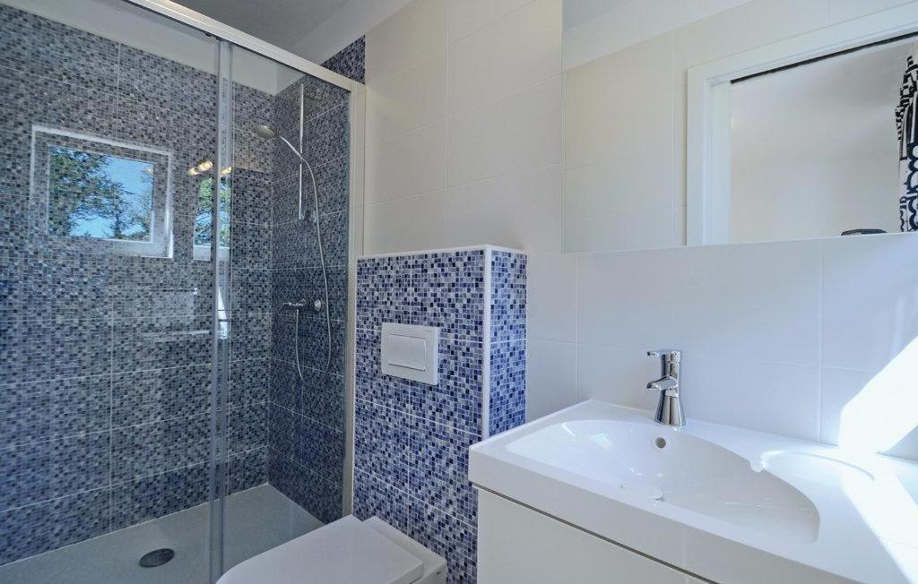 Koupelna v ubytování Holiday house in Nedescina with Terrace, Air conditioning, Wi-Fi, Washing machine (4816-1)