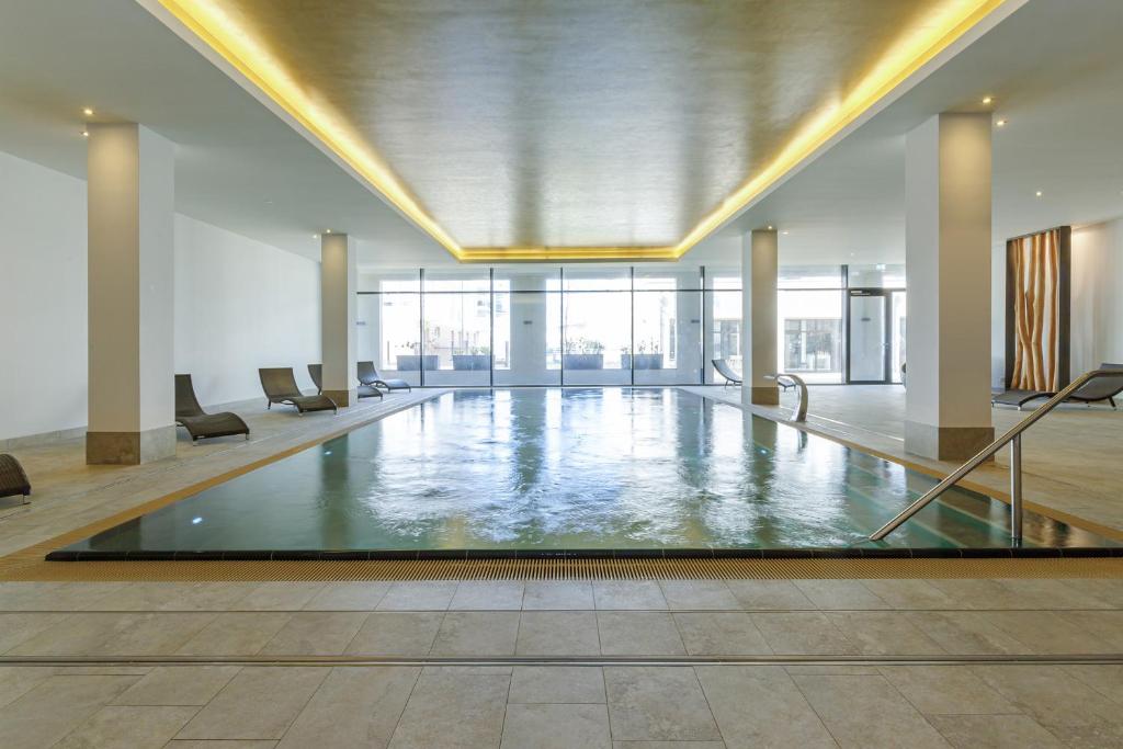 Bazén v ubytování Aparthotel Waterkant Suites - Fewos am Meer mit SPA nebo v jeho okolí