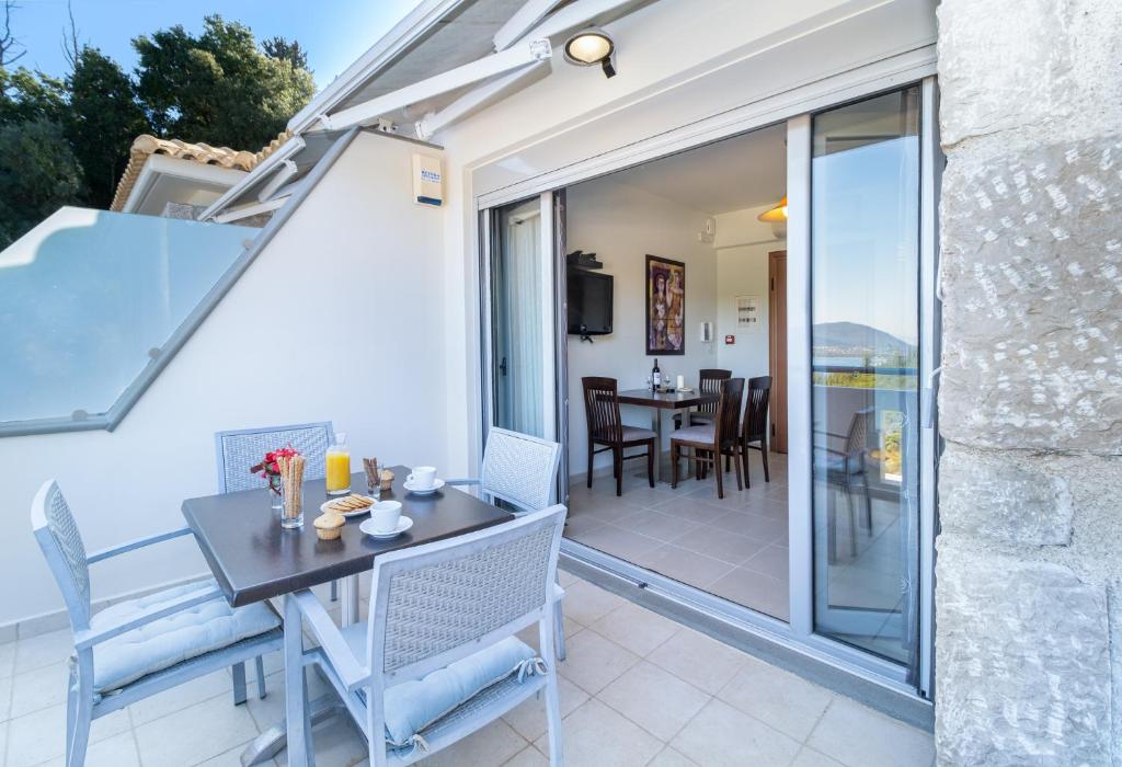 Balkón nebo terasa v ubytování Thealos Village aparthotel Lefkada