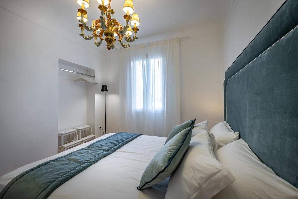 una camera da letto con un letto grande con un lampadario di JCL first apt in the hearth of Florence a Firenze